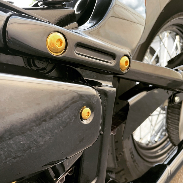 Fender Struts Schrauben 4x Unter Sitz - pass. f HD Softail ab 07 | Old-Skull Brothers